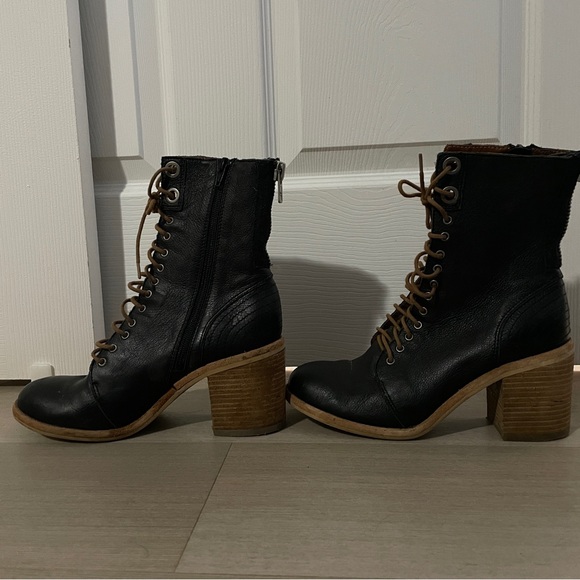 Fugu Malibu - Black lace up booties with zips - Size 9 - Picture 3 of 3